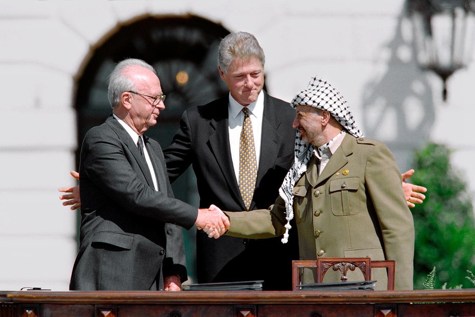 Bill Clinton hat Rabin (l.) und Arafat in Position gerückt