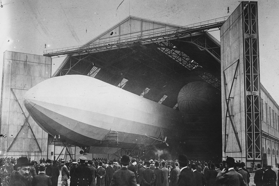Um 1914 in Düsseldorf: Ein Zeppelin legt ab