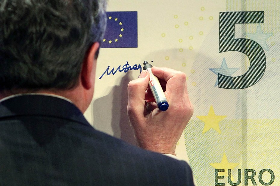 Mario Draghis Unterschrift prangt heute auf vielen Euro-Scheinen. In Italien hat er gerade eine Profitgrenze für Krisenprofiteure eingerichtet