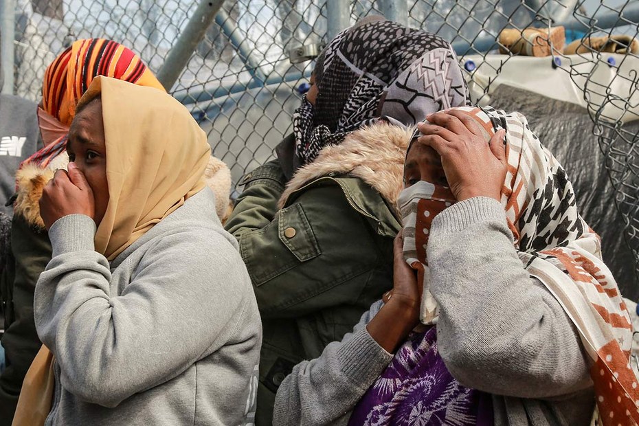 Tödliche Grenze: Geflüchtete im Lager Moira auf Lesbos suchen Schutz vor einem ausgebrochenen Feuer