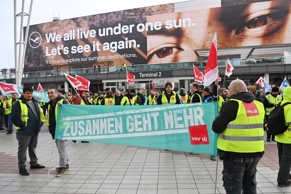 Verdi fordert für das Bodenpersonal der Lufthansa 12,5 Prozent mehr Gehalt, mindestens aber 500 Euro monatlich