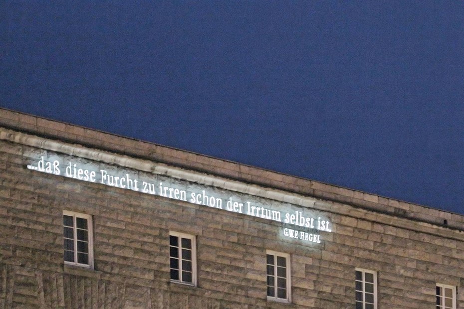 Hegel hat auch dieses Mal das Problem durchschaut – Kunstinstallation am Stuttgarter Bahnhof