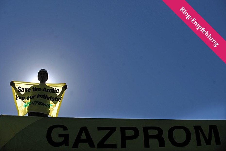 "Rettet die Arktik" - Ein Greenpeace-Aktivist protestiert gegen Gazproms Bohrungen in der Arktik und für die Freilassung von Greenpeace-Aktivisten.