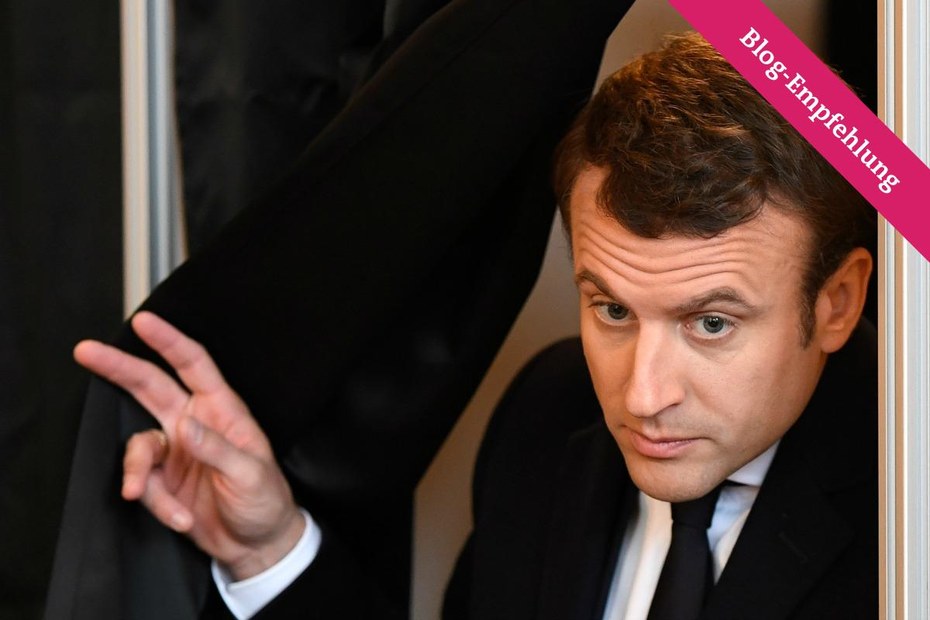 Emmanuel Macron beim Verlassen der Wahlkabine