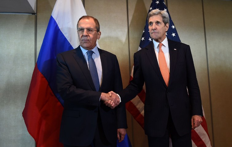 Unterkühlte Gestik: Die Außenminister John Kerry und Sergei Lavrov in München