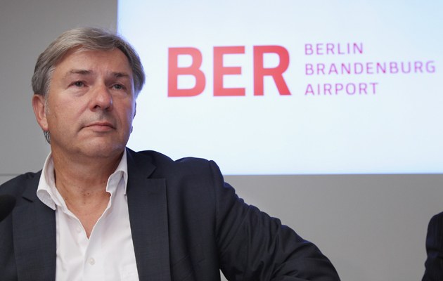 Als Aufsichtsratschef der Berliner Flughafengesellschaft will Klaus Wowereit nicht mehr weitermachen. Als Berliner Senatschef dagegen schon
