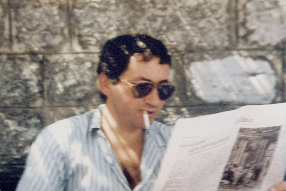 Symbolbild Jörg Fauser: Zeitung lesend, mit Kippe im Mund. Vielleicht regte er sich da gerade auf