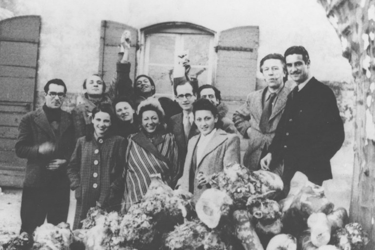 Varian Fry (Mitte, mit Brille) vor der Villa Air Bel in Marseille, wo er Verfolgte versteckte, bevor er ihnen zur Flucht verhalf