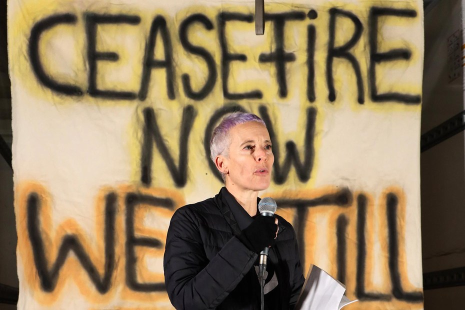 Vermeintlich harmlose Parole: Candice Breitz bei der von ihr mit angemeldeten Kundgebung „We Still Need to Talk“ am 10. November in Berlin
