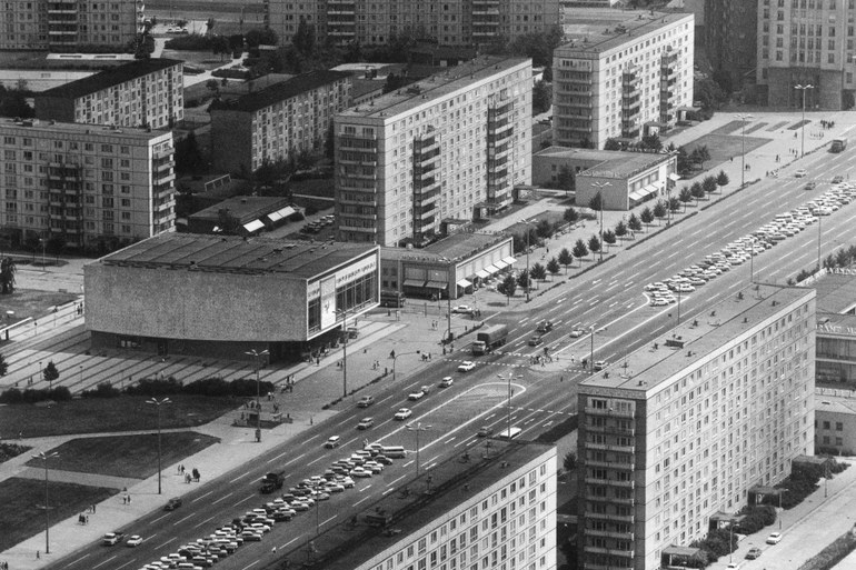 1972: Das stets riesige Filmplakat am Kino International (oben links) ist bis heute ein Hingucker in der Karl-Marx-Allee