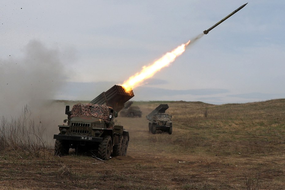 Ein ukrainischer Raketenwerfer schießt auf die Stellung russischer Truppen in der Nähe von Lugansk
