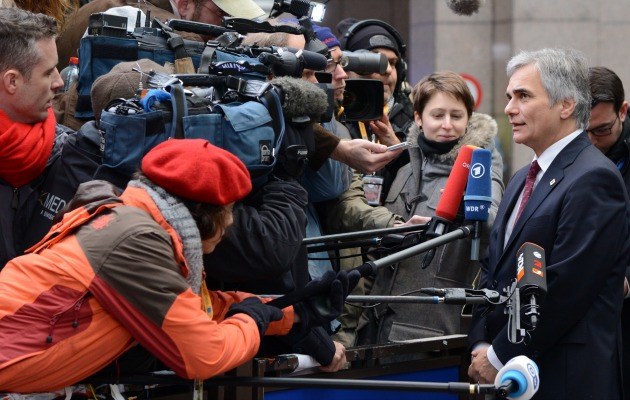 Auf sicherem Terrain: Der österreichische Bundeskanzler Werner Faymann hält sich lieber an die klassischen Medien