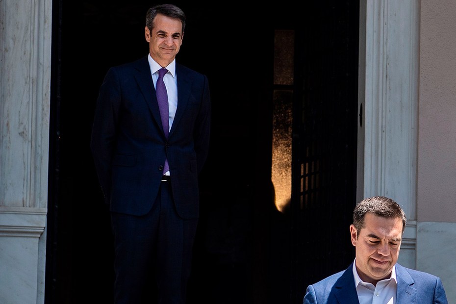 Der neue griechische Ministerpräsident, Kyriakos Mitsotakis (links), beobachtet Alexis Tsipras' Abgang