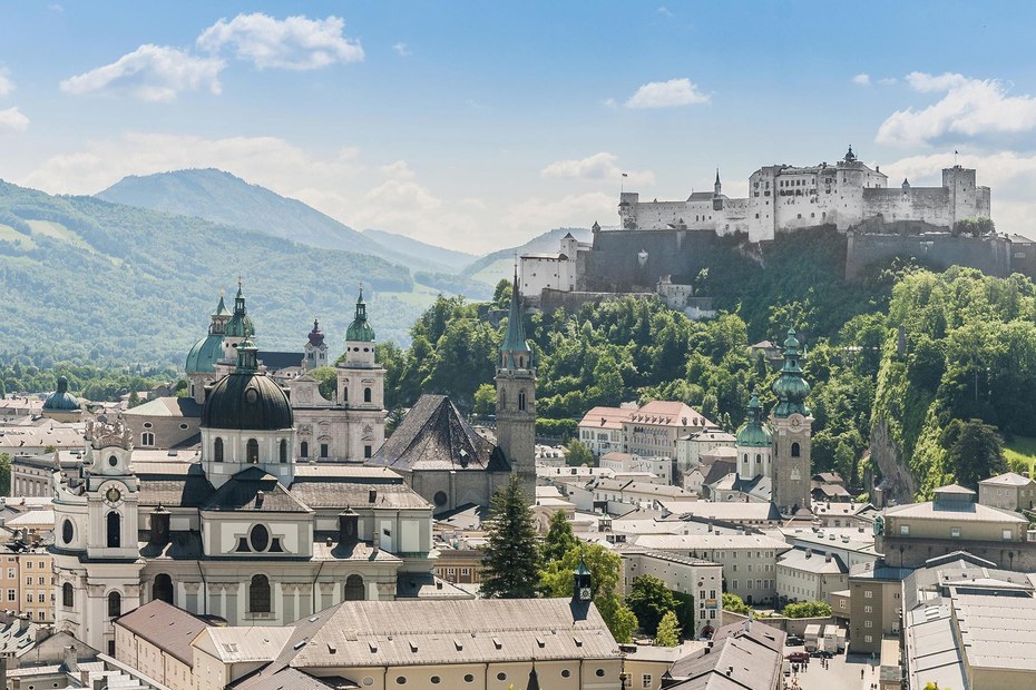 Salzburg. Im Hintergrund: Die Berge an Büchern, die über Thomas Bernhard und diese Stadt geschrieben wurden