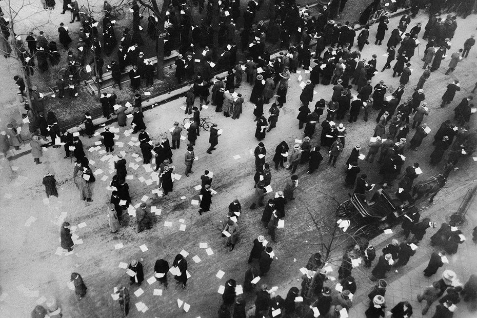 März 1920: Passanten lesen Flugblätter am Potsdamer Platz