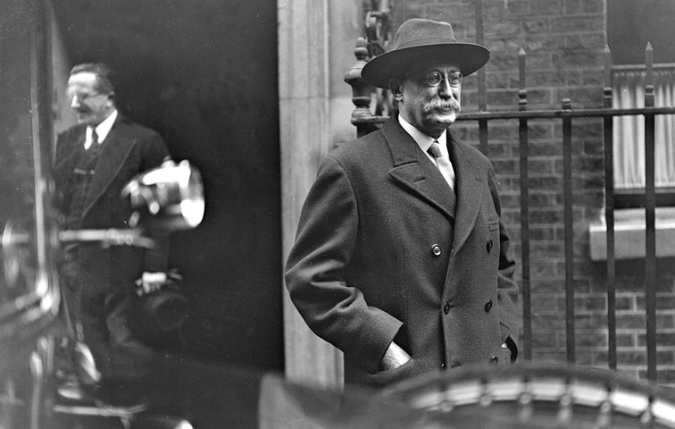 Léon Blum 1938 nach dem Besuch beim britischen Premier Chamberlain