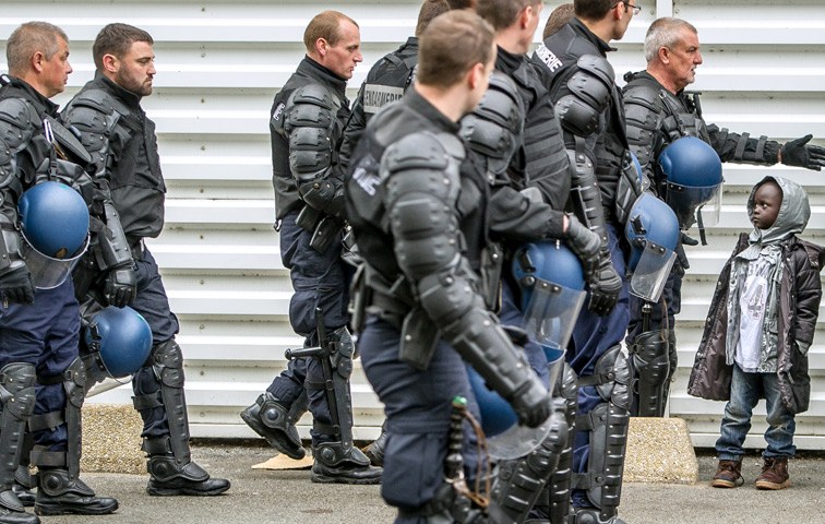 Frankreich geht auch mit Polizeigewalt gegen Flüchtlinge vor