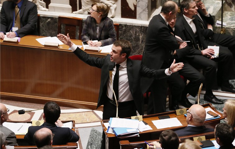 Wirtschaftsminister Emmanuel Macron zeigt in der Nationalversammlung, wie weit seine Geduld reicht