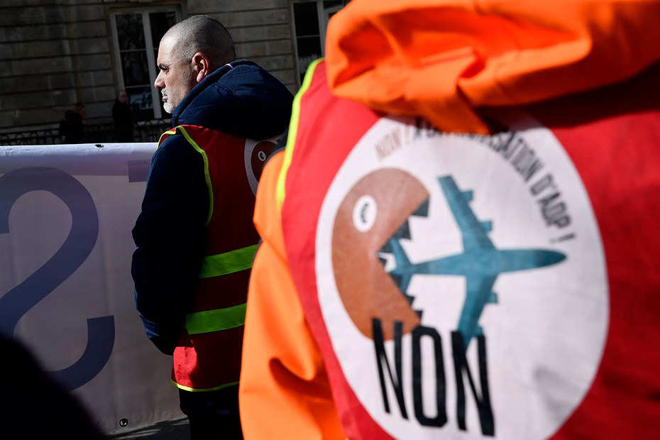 Demonstranten bei einem Protest gegen die Privatisierung des Pariser Flughafens