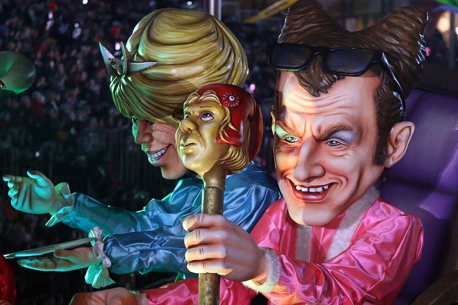 Kleiner Mann ganz groß: Das Papp-Ehepaar Macron auf dem Karneval in Nizza