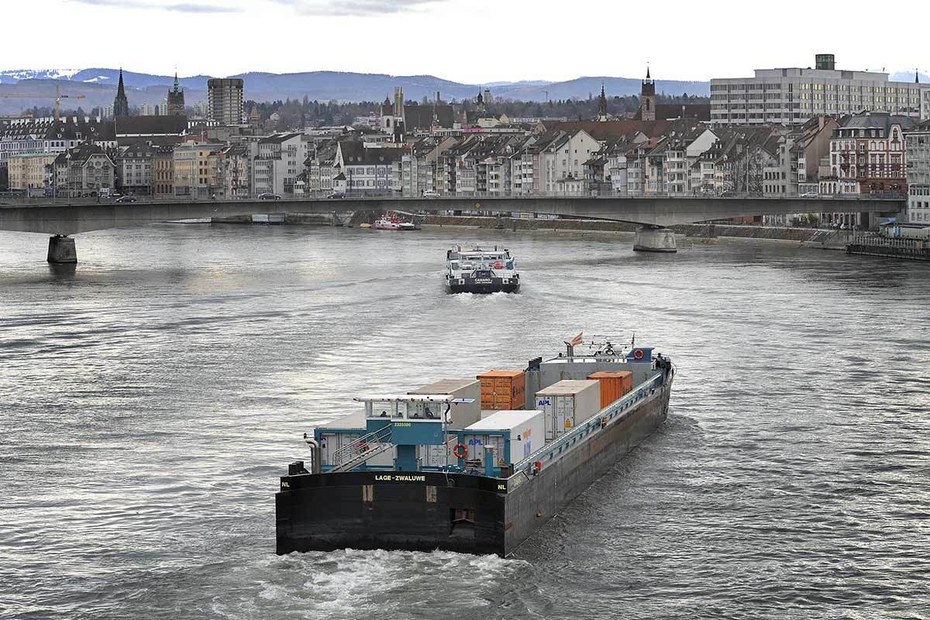 Containerschiffe auf dem Rhein, kurz vor Basel