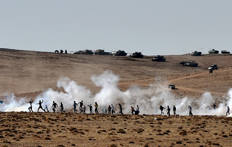 Kurdische Steine gegen türkisches Tränengas: im Grenzgebiet in der Nähe von Kobane