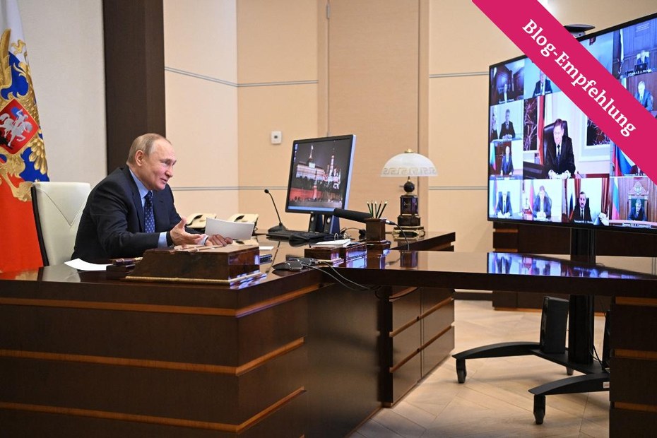 Ob Wladimir Putin unter dem Tisch wohl heimlich Lederhose trägt? Man weiß es nicht