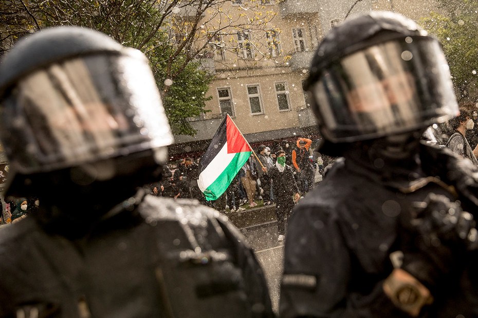Szenen von einer pro-palästinensischen Demonstration in Berlin-Neukölln. Immer wieder kam es hier auch zu antisemitischen Ausfällen
