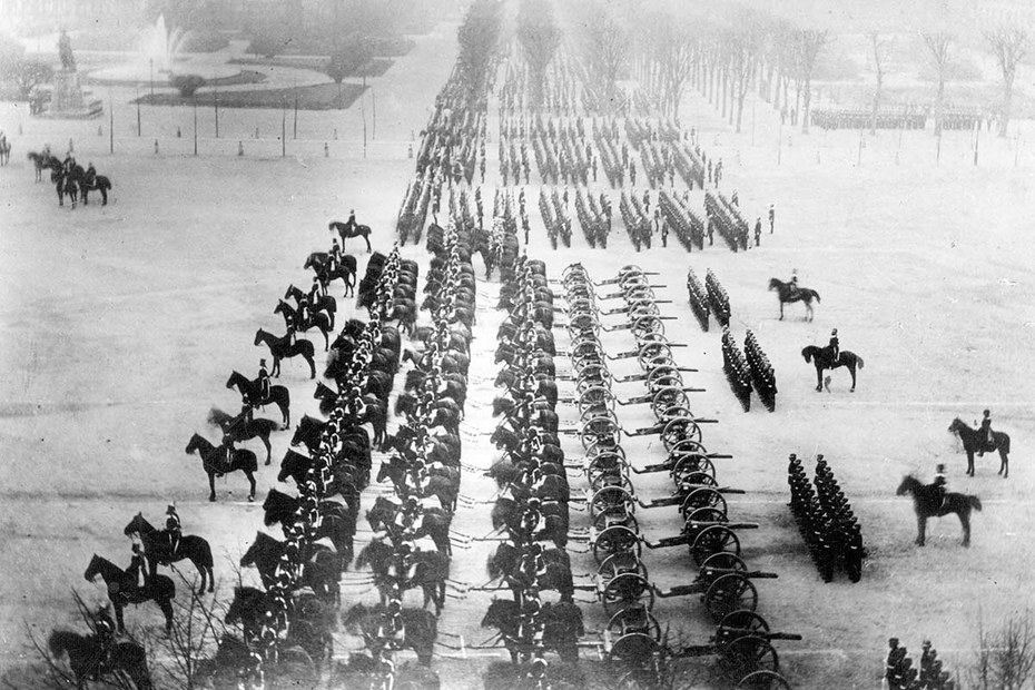Nach dem Sieg paradieren preußische Truppen über die Champs-Élysées