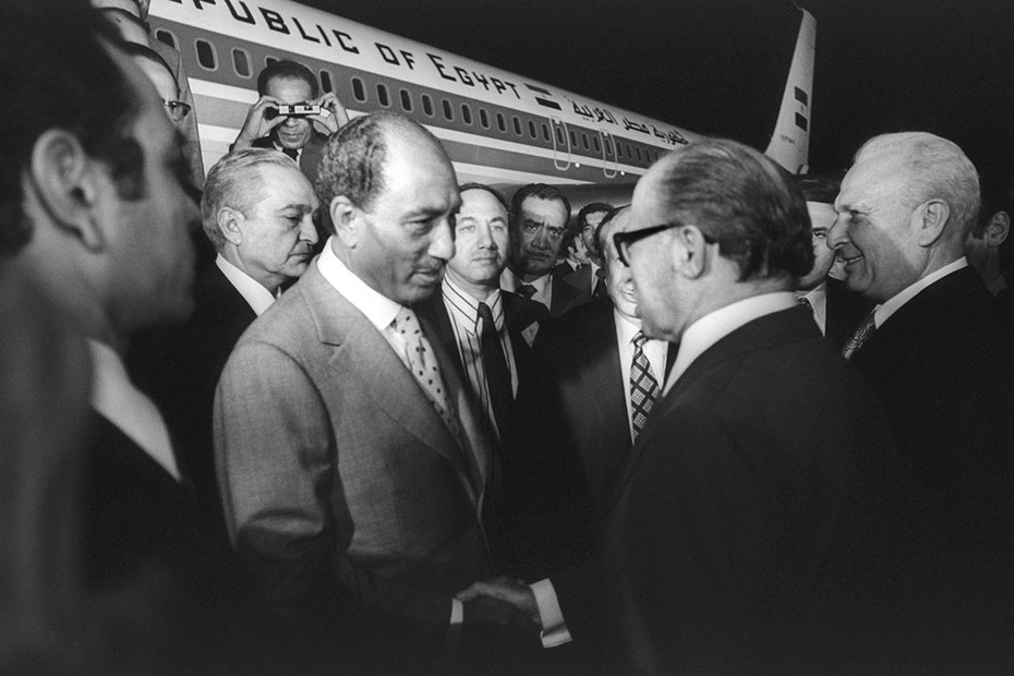 Schalom! Sadat (links) wird von Israels Premier Begin begrüßt