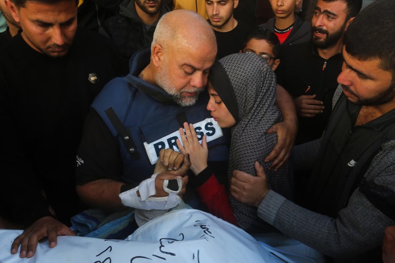 Al Jazeera-Journalist Wael Dahdou hält die Hand seines Sohns, der ebenfalls Journalist war und bei einem israelischen Luftangriff getötet wurde