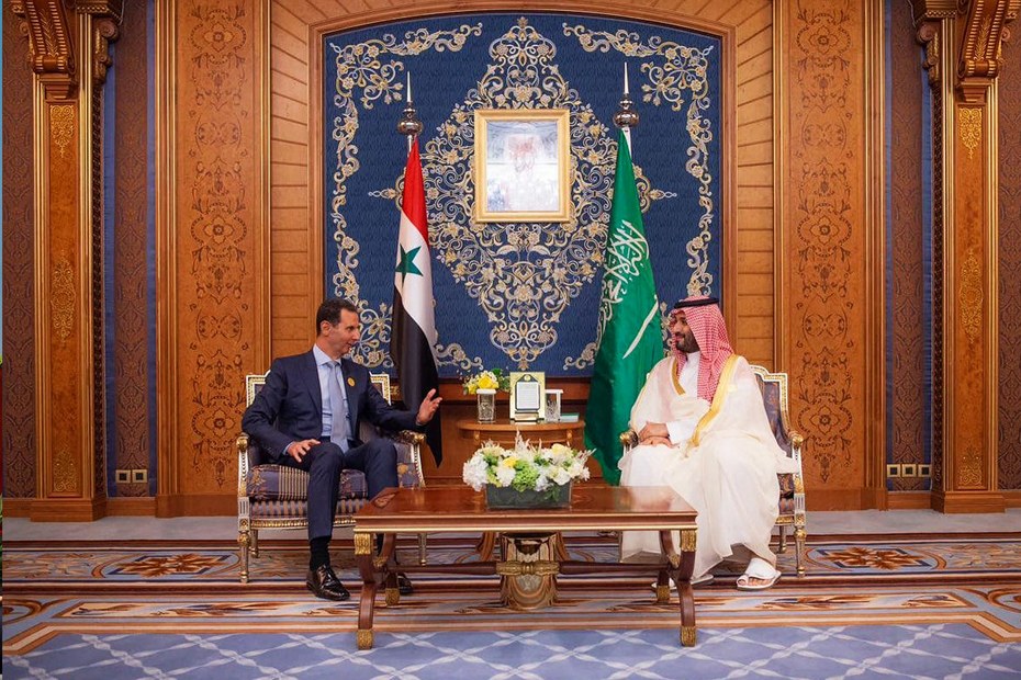 Mohammed bin Salman (r.) trifft den syrischen Präsidenten Bashar al-Assad