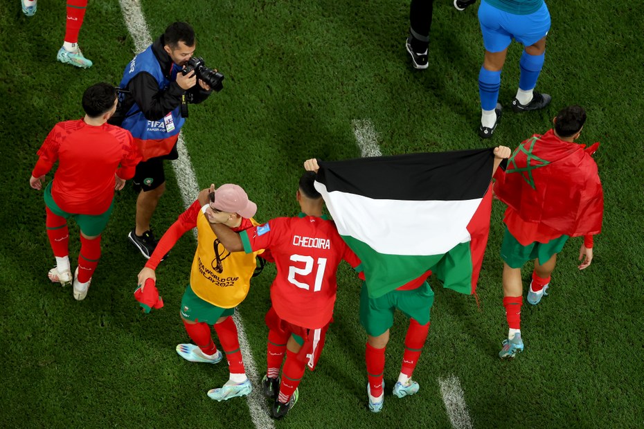 Marokkanische Spieler mit einer palästinensischen Fahne