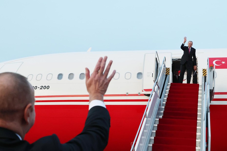 Der aserbaidschanische Staatschef Ilham Alijew begrüßt den türkischen Präsident Recep Tayyip Erdoğan in Nachitschewan