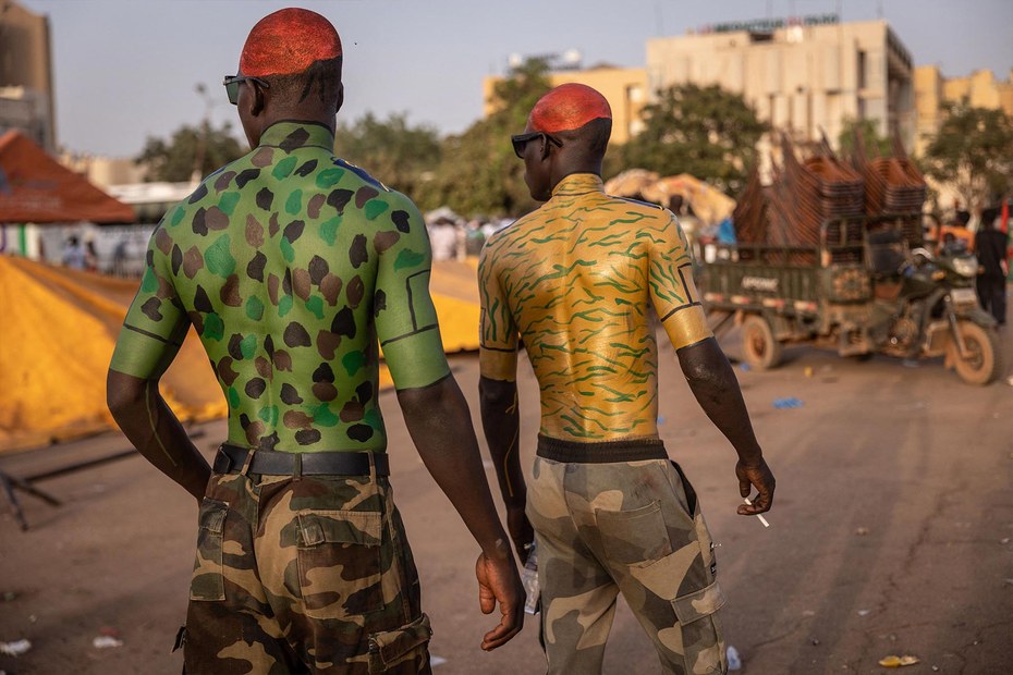 Ouagadougou, Februar 2022: Bodypainting als Zeichen der Unterstützung für das Militär