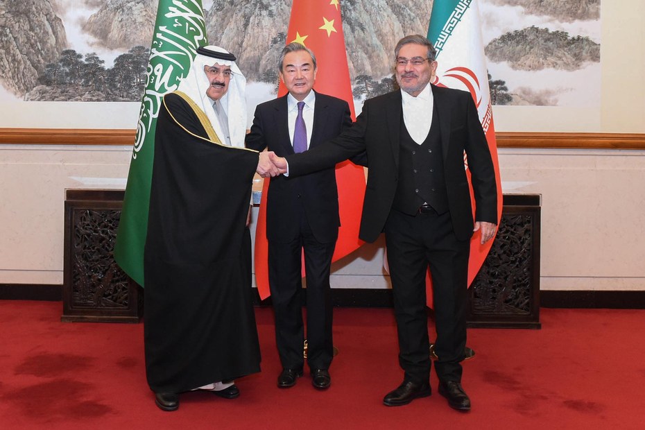 Ein Vertreter Chinas mit Musaa bin Mohammed Al Aiban, Staatsminister Saudi-Arabiens (links), und Ali Shamkhani, Sekretär des Nationales Sicherheitsrats im Iran (rechts), in Peking
