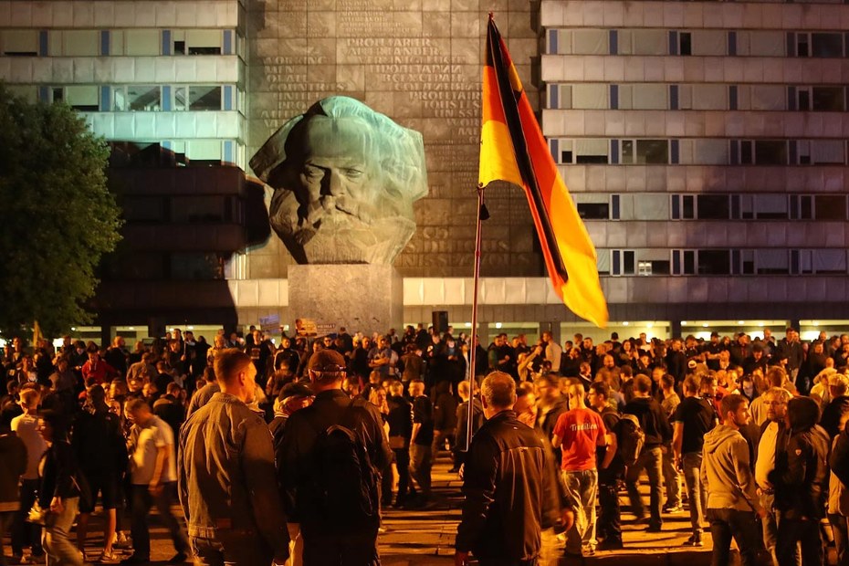Die jungen Rassisten hatten kein Problem, sich für ihre „Demonstrationen“ am monumentalen Marx-Kopf zu verabreden