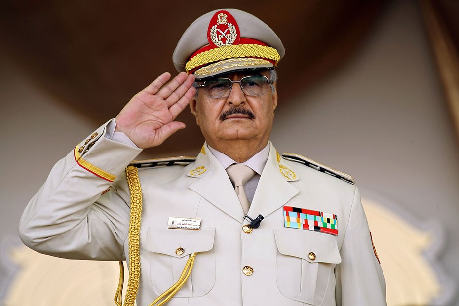 Der libysche Offizier Chalifa Haftar bei einer Militärparade