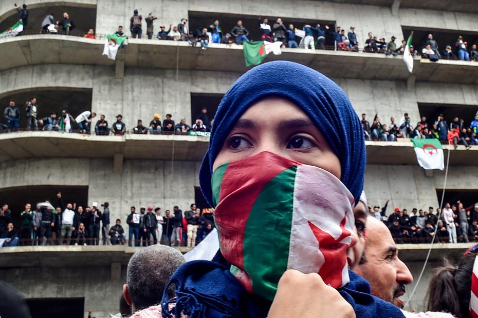 Protestierende mit der algerischen Nationalflagge bei einer Demonstration gegen eine fünfte Amtszeit des Präsidenten Bouteflika