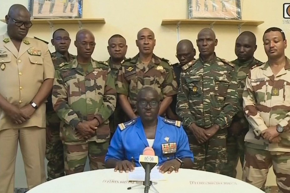 Oberstmajor Amadou Abdramane verkündet im Fernsehen die Machtübernahme