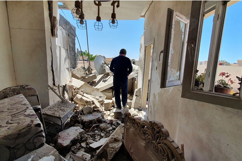 Ein Libyer steht vor den Trümmern eines Hauses in der Hauptstadt Tripolis