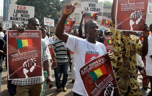 Demonstranten in Bamako fordern eine Intervention der ECOWAS-Staaten, um die Integrität des Landes wiederherzustellen
