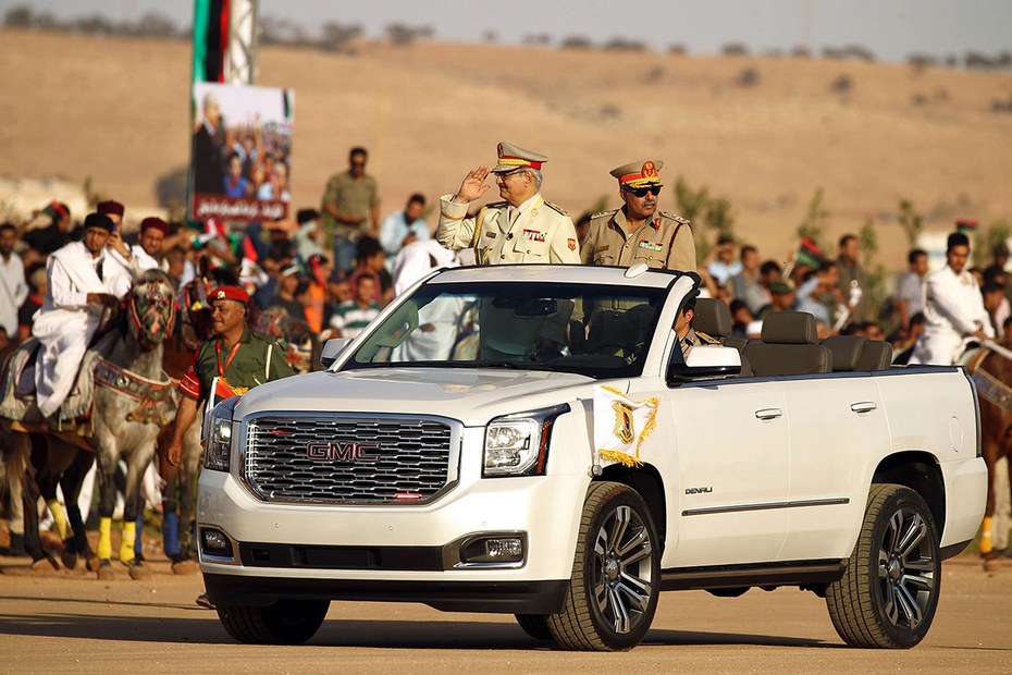 In der Uniform eines Marschalls führt Chalifa Haftar (links) in Benghazi eine Militärparade an