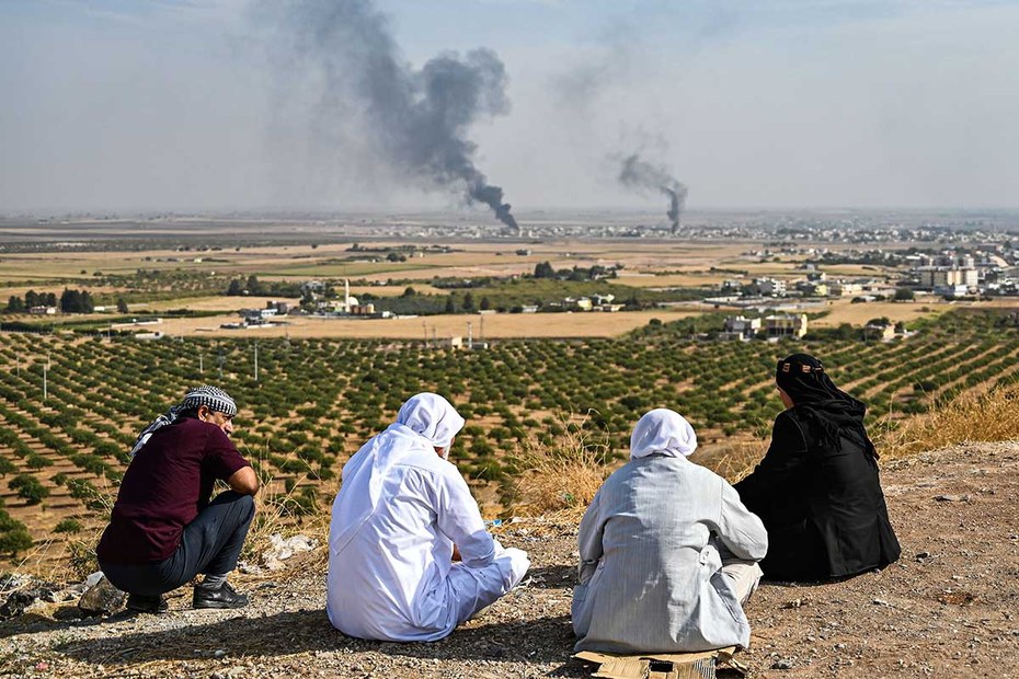 Rauch über der syrischen Stadt Ras al-Ain, fotografiert von der türkischen Grenze