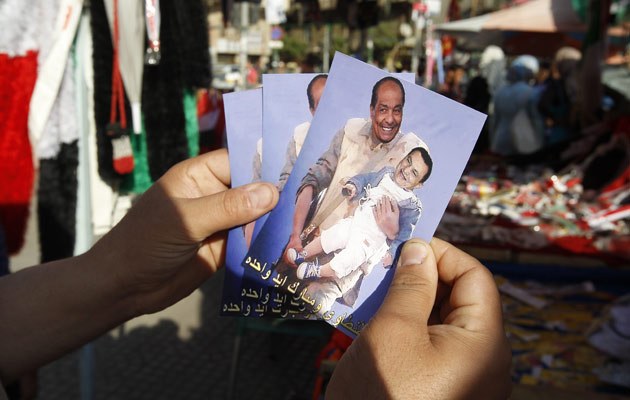 Kartenverkäufer auf dem Tahrir-Platz – Feldmarschall Tantawi mit seinem Mündel Mubarak