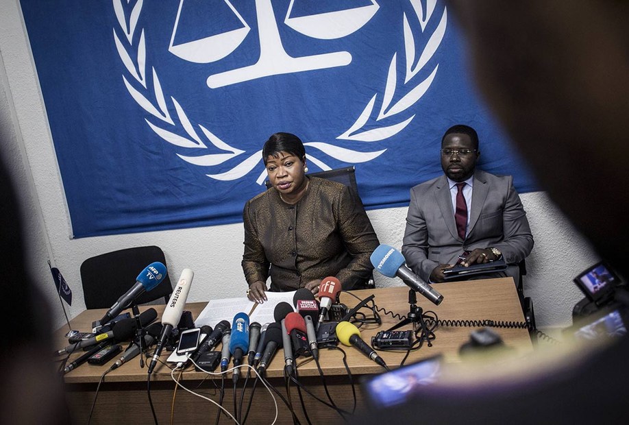 Die Chefanklägerin des Internationalen Strafgerichtshofes in Den Haag, Fatou Bensouda (l.)