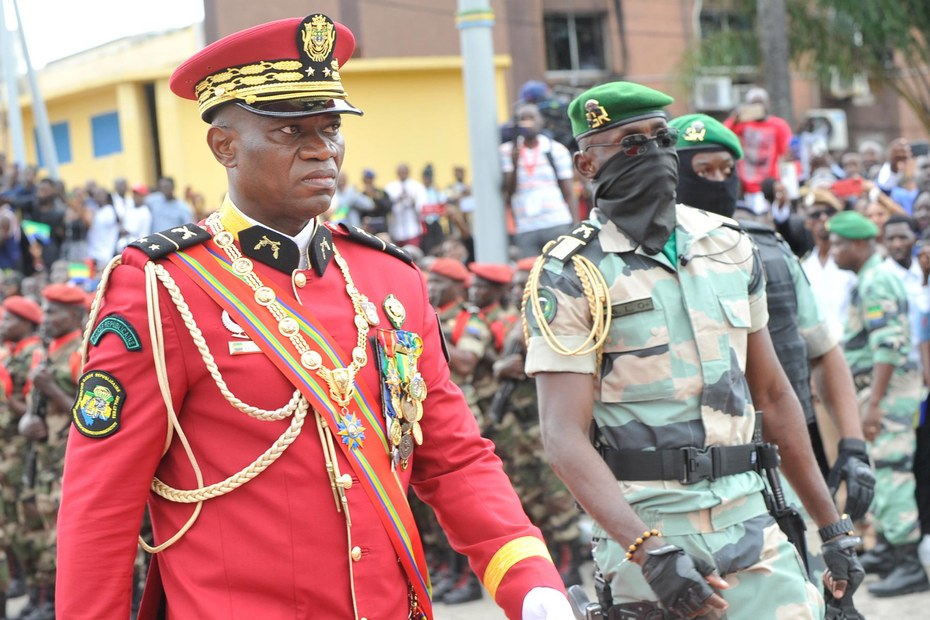 Zumindest keine russischen Fahnen: Brice Oligui Nguema schreitet nach seiner Vereidigung die Truppen ab, Libreville, 4. September