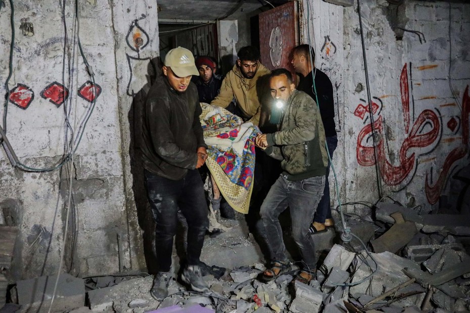 Bewohner:innen Rafahs werden nach einem Angriff des israelischen Militärs am 26. Februar 2024 geborgen