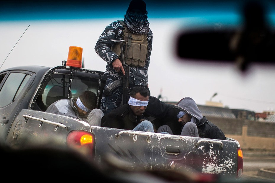 Christliche Milizen transportieren mutmaßliche IS-Kämpfer in Mosul
