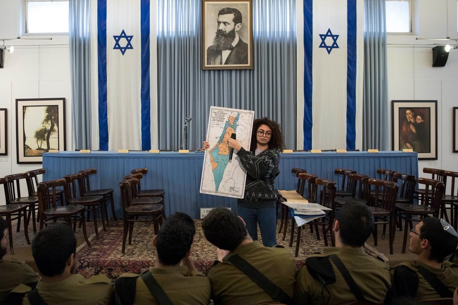 In der Independence Hall in Tel Aviv, wo David Ben-Gurion 1948 den Staat Israel proklamierte, lernen israelische Soldaten über den UN-Teilungsplan für Palästina von 1947